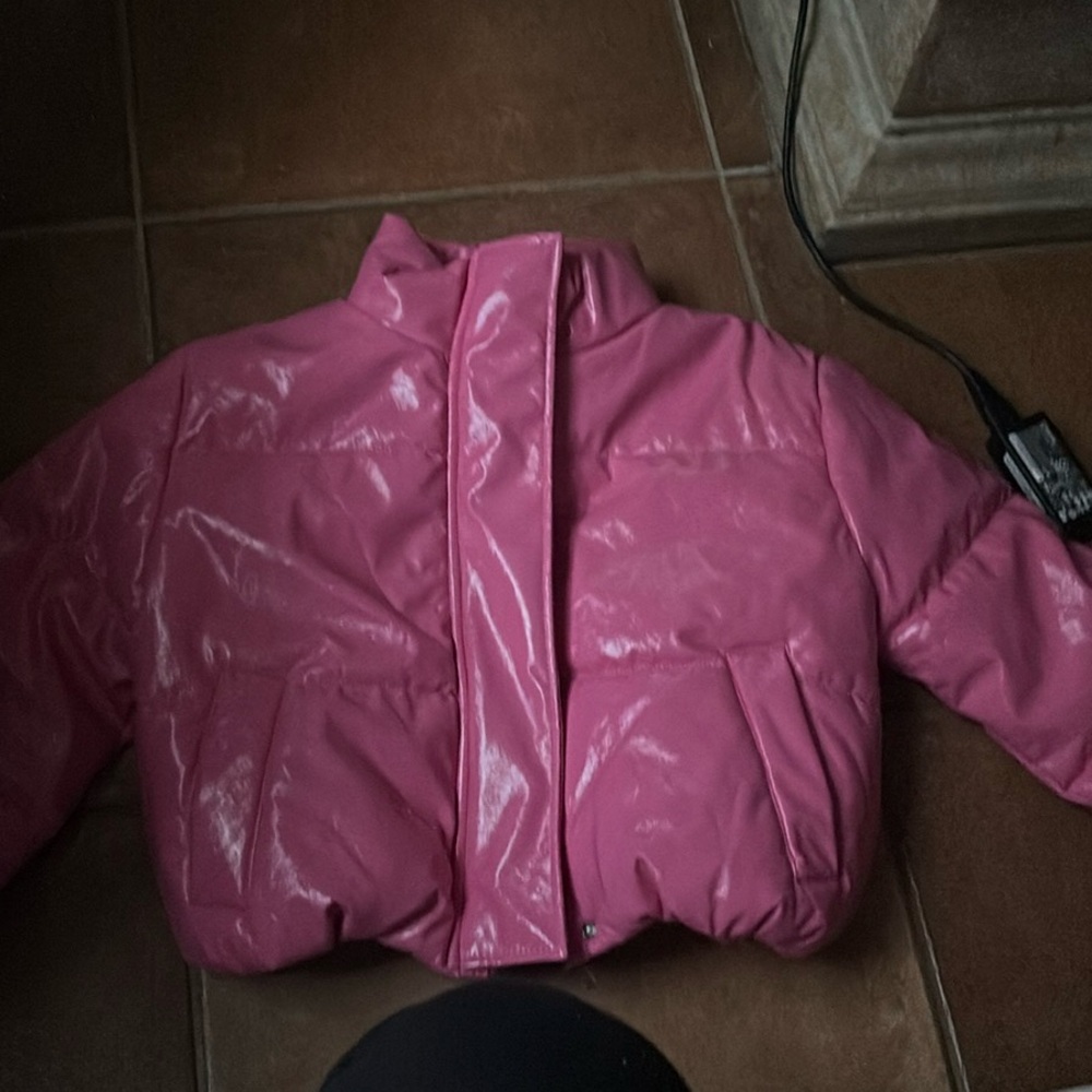 This is a cropped puffer jacket size large. Never worn before.